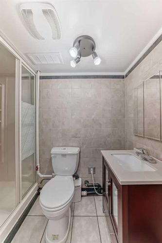 522 43 Street Se, Calgary, AB - Indoor Photo Showing Bathroom