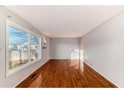 522 43 Street Se, Calgary, AB - Indoor Photo Showing Other Room