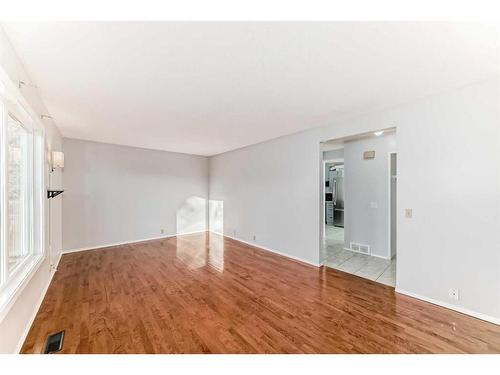 522 43 Street Se, Calgary, AB - Indoor Photo Showing Other Room