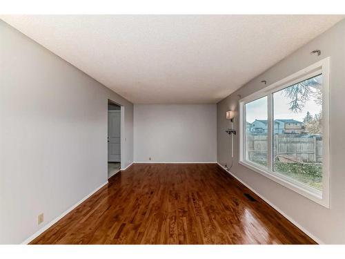 522 43 Street Se, Calgary, AB - Indoor Photo Showing Other Room