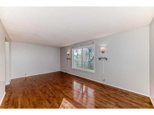 522 43 Street Se, Calgary, AB - Indoor Photo Showing Other Room