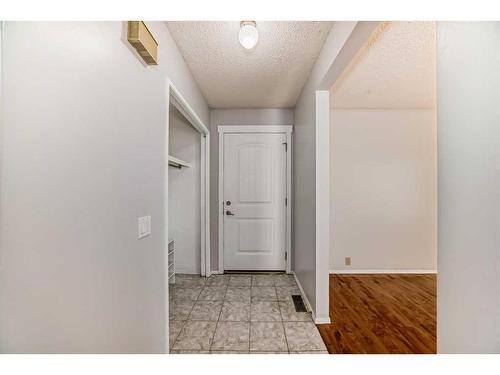 522 43 Street Se, Calgary, AB - Indoor Photo Showing Other Room