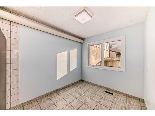 522 43 Street Se, Calgary, AB - Indoor Photo Showing Other Room