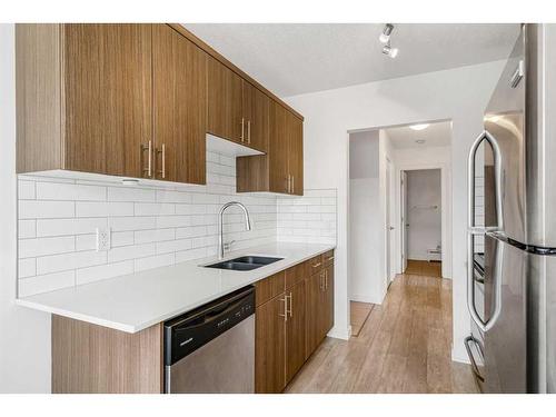 302-312 15 Avenue Ne, Calgary, AB - Indoor Photo Showing Kitchen With Stainless Steel Kitchen With Double Sink With Upgraded Kitchen