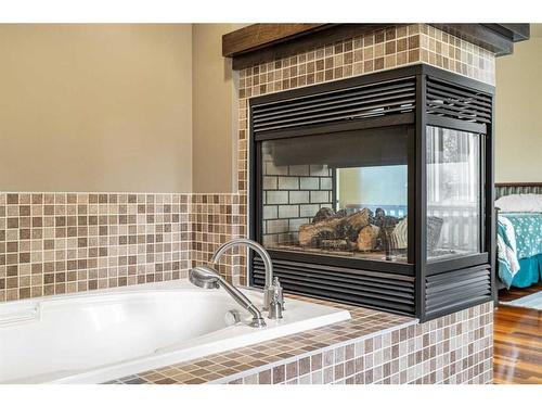 8220 9 Avenue Sw, Calgary, AB - Indoor Photo Showing Bathroom