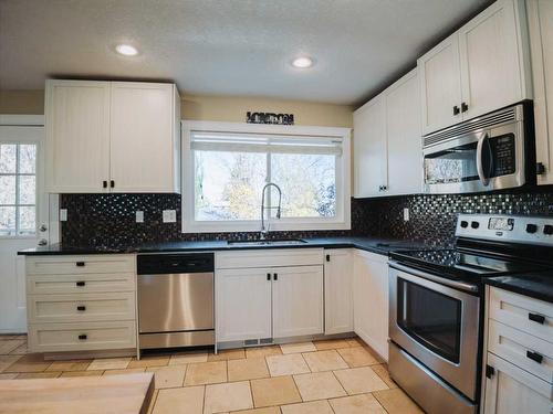 572 Parkridge Drive Se, Calgary, AB - Indoor Photo Showing Kitchen With Stainless Steel Kitchen