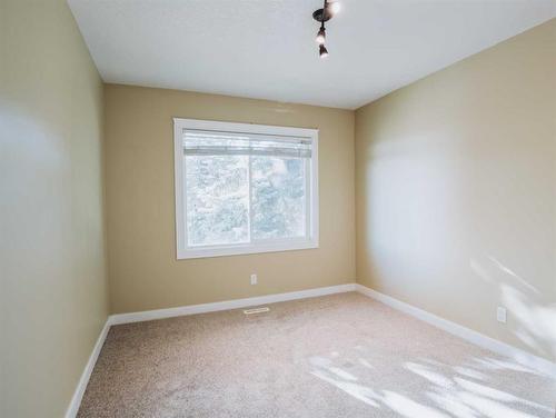 572 Parkridge Drive Se, Calgary, AB - Indoor Photo Showing Other Room