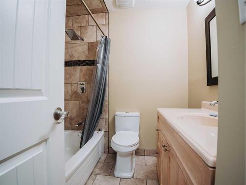 572 Parkridge Drive Se, Calgary, AB - Indoor Photo Showing Bathroom