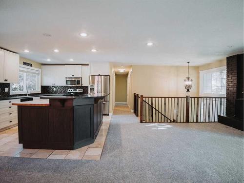 572 Parkridge Drive Se, Calgary, AB - Indoor Photo Showing Kitchen