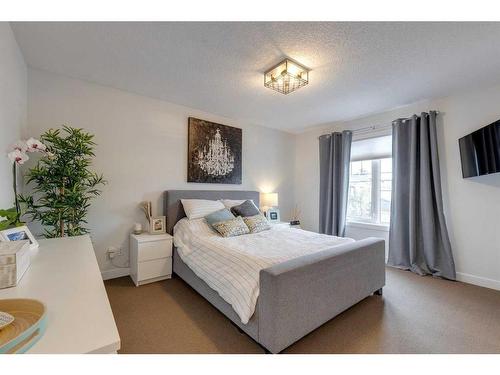 2-528 34 Street Nw, Calgary, AB - Indoor Photo Showing Bedroom