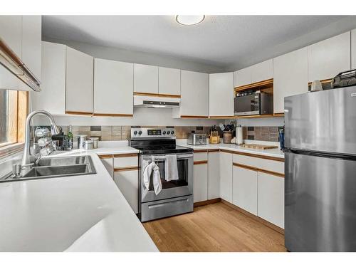 20 Pinewood, Canmore, AB - Indoor Photo Showing Kitchen With Double Sink