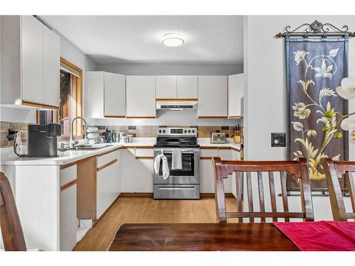 20 Pinewood, Canmore, AB - Indoor Photo Showing Kitchen