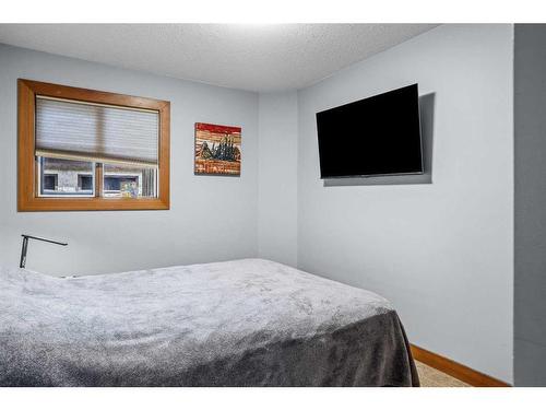 20 Pinewood, Canmore, AB - Indoor Photo Showing Bedroom