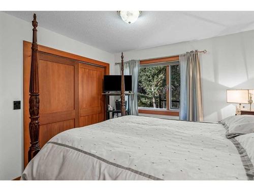 20 Pinewood, Canmore, AB - Indoor Photo Showing Bedroom