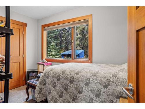 20 Pinewood, Canmore, AB - Indoor Photo Showing Bedroom