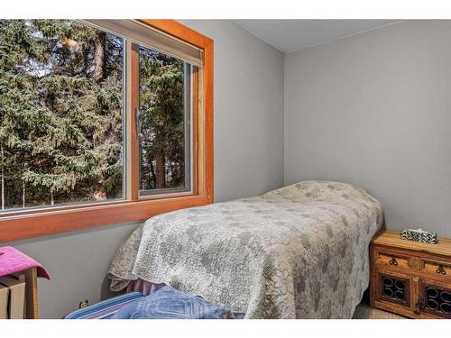 20 Pinewood, Canmore, AB - Indoor Photo Showing Bedroom