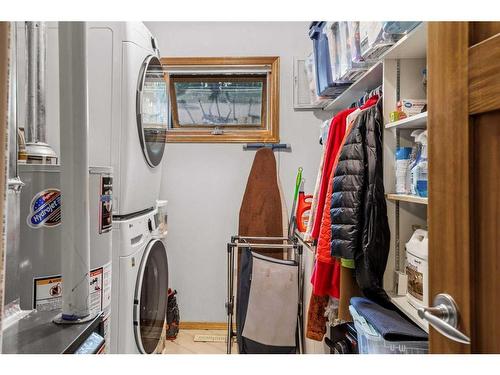 20 Pinewood, Canmore, AB - Indoor Photo Showing Laundry Room