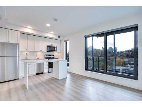 1107-123 4 Street Ne, Calgary, AB - Indoor Photo Showing Kitchen With Stainless Steel Kitchen