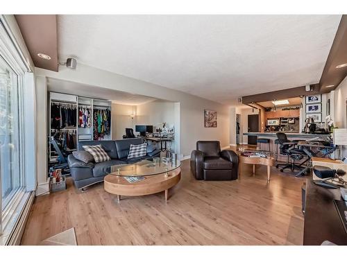 204-328 Cedar Crescent Sw, Calgary, AB - Indoor Photo Showing Living Room