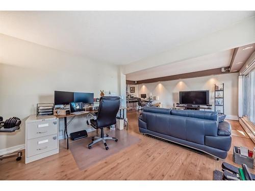 204-328 Cedar Crescent Sw, Calgary, AB - Indoor Photo Showing Living Room