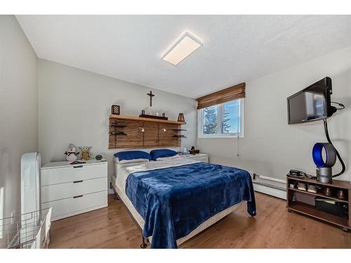 204-328 Cedar Crescent Sw, Calgary, AB - Indoor Photo Showing Bedroom