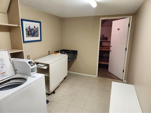 204-328 Cedar Crescent Sw, Calgary, AB - Indoor Photo Showing Laundry Room