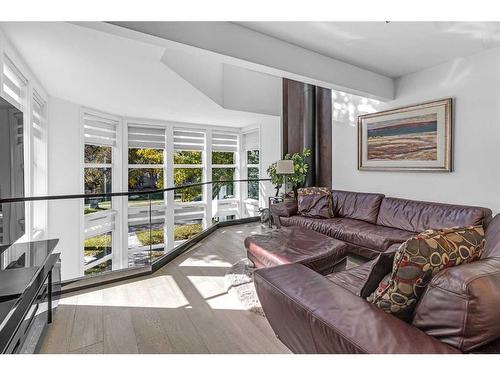 3020 5 Street Sw, Calgary, AB - Indoor Photo Showing Living Room