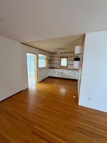 4004 21 Avenue Se, Calgary, AB - Indoor Photo Showing Other Room