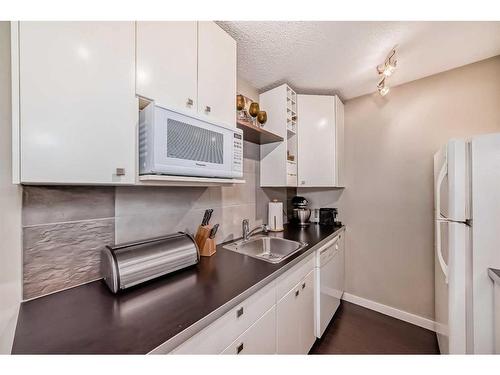 554 Whitehill Place Ne, Calgary, AB - Indoor Photo Showing Kitchen