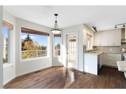 3186 Signal Hill Drive Sw, Calgary, AB - Indoor Photo Showing Kitchen