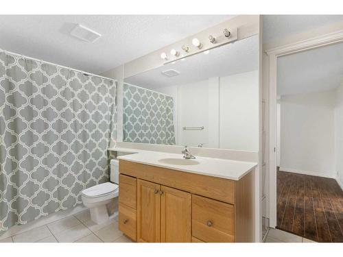 3186 Signal Hill Drive Sw, Calgary, AB - Indoor Photo Showing Bathroom