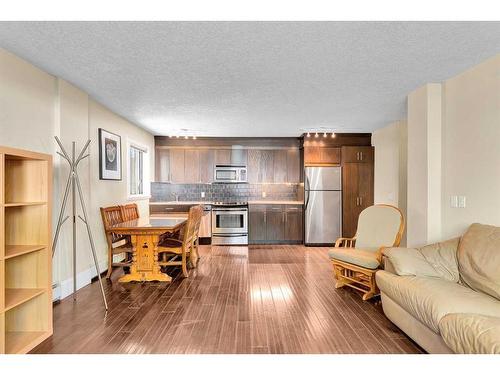 102-525 22 Avenue Sw, Calgary, AB - Indoor Photo Showing Kitchen