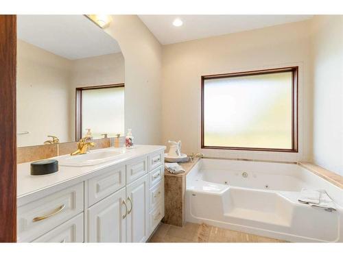 53265 Twp Rd 283A, Rural Rocky View County, AB - Indoor Photo Showing Bathroom