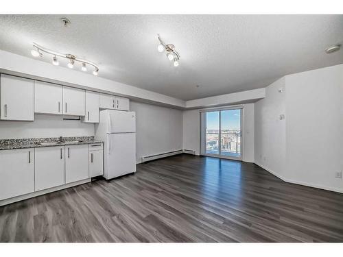 1510-4641 128 Avenue Ne, Calgary, AB - Indoor Photo Showing Kitchen