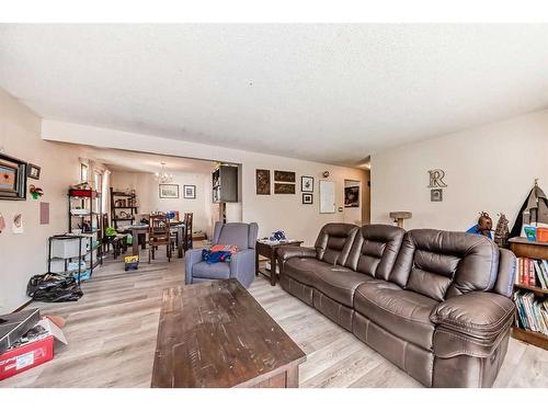 5044 Dalhart Road Nw, Calgary, AB - Indoor Photo Showing Living Room