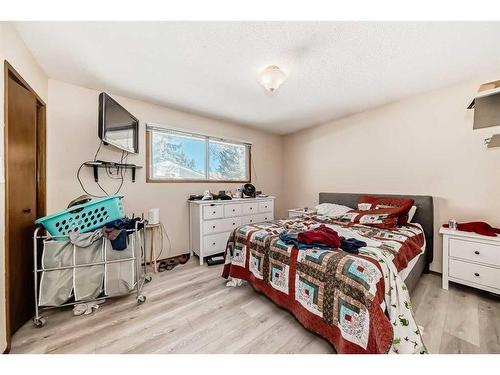 5044 Dalhart Road Nw, Calgary, AB - Indoor Photo Showing Bedroom