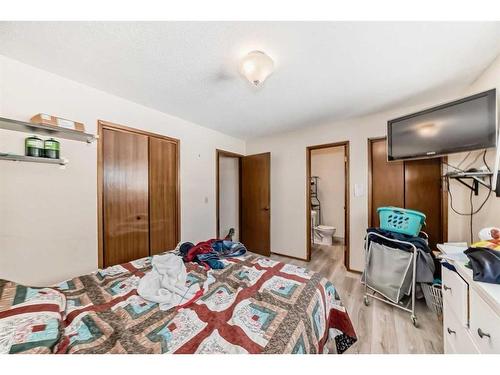 5044 Dalhart Road Nw, Calgary, AB - Indoor Photo Showing Bedroom