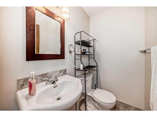 5044 Dalhart Road Nw, Calgary, AB - Indoor Photo Showing Bathroom