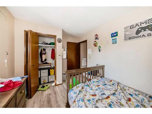 5044 Dalhart Road Nw, Calgary, AB - Indoor Photo Showing Bedroom