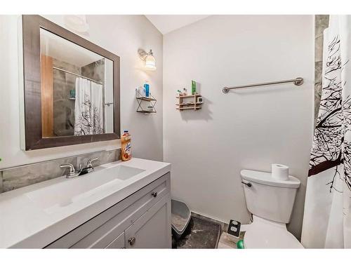 5044 Dalhart Road Nw, Calgary, AB - Indoor Photo Showing Bathroom