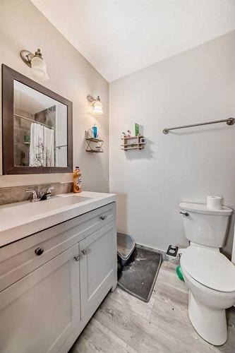 5044 Dalhart Road Nw, Calgary, AB - Indoor Photo Showing Bathroom