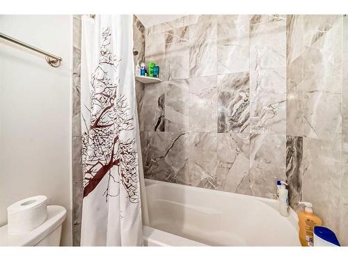 5044 Dalhart Road Nw, Calgary, AB - Indoor Photo Showing Bathroom