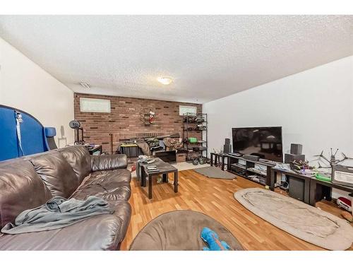 5044 Dalhart Road Nw, Calgary, AB - Indoor Photo Showing Living Room