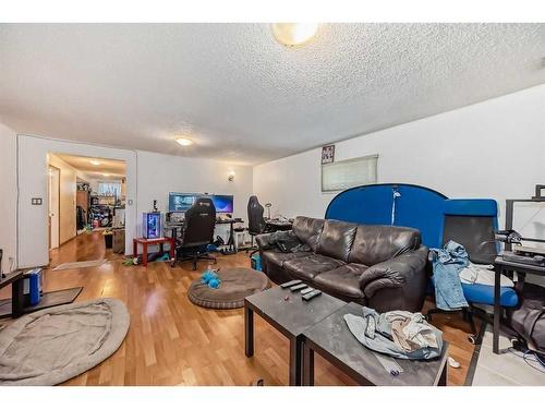 5044 Dalhart Road Nw, Calgary, AB - Indoor Photo Showing Living Room