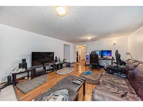 5044 Dalhart Road Nw, Calgary, AB - Indoor Photo Showing Living Room