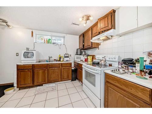 5044 Dalhart Road Nw, Calgary, AB - Indoor Photo Showing Kitchen With Double Sink