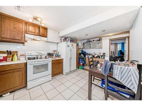 5044 Dalhart Road Nw, Calgary, AB - Indoor Photo Showing Kitchen