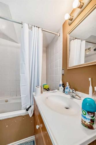 5044 Dalhart Road Nw, Calgary, AB - Indoor Photo Showing Bathroom