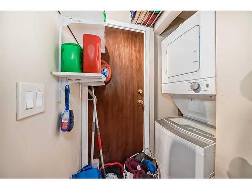 5044 Dalhart Road Nw, Calgary, AB - Indoor Photo Showing Laundry Room