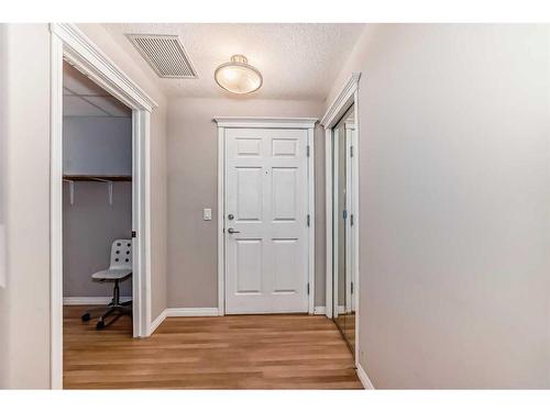 108-15 Everstone Drive Sw, Calgary, AB - Indoor Photo Showing Other Room